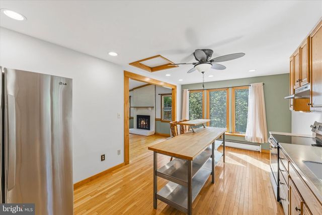 8221 HICKORY HILL DR, Manassas, VA 20112