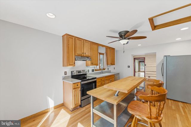 8221 HICKORY HILL DR, Manassas, VA 20112