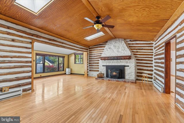 8221 HICKORY HILL DR, Manassas, VA 20112