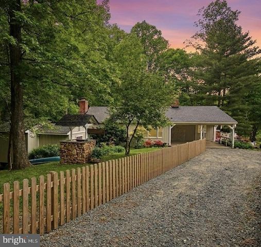 8221 HICKORY HILL DR, Manassas, VA 20112