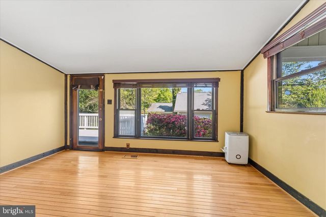 8221 HICKORY HILL DR, Manassas, VA 20112
