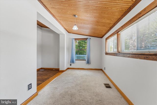 8221 HICKORY HILL DR, Manassas, VA 20112