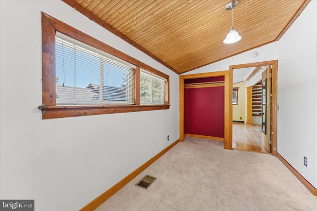 8221 HICKORY HILL DR, Manassas, VA 20112