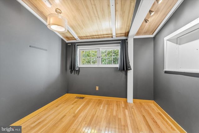 8221 HICKORY HILL DR, Manassas, VA 20112