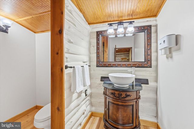 8221 HICKORY HILL DR, Manassas, VA 20112