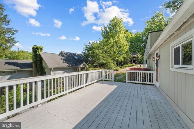 8221 HICKORY HILL DR, Manassas, VA 20112