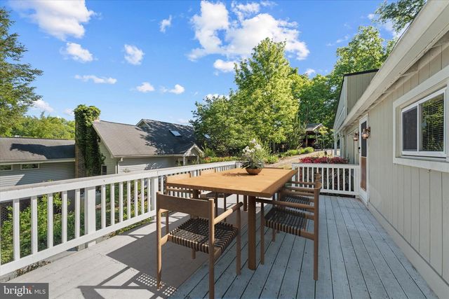 8221 HICKORY HILL DR, Manassas, VA 20112