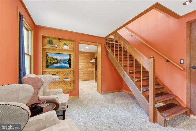 8221 HICKORY HILL DR, Manassas, VA 20112