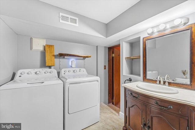 8221 HICKORY HILL DR, Manassas, VA 20112