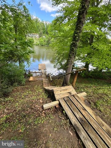 8221 HICKORY HILL DR, Manassas, VA 20112