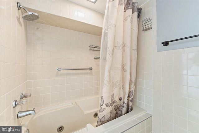 8221 HICKORY HILL DR, Manassas, VA 20112