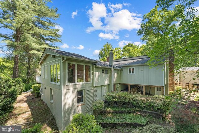 8221 HICKORY HILL DR, Manassas, VA 20112