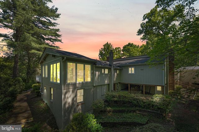 8221 HICKORY HILL DR, Manassas, VA 20112