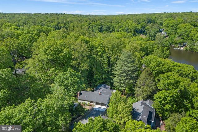 8221 HICKORY HILL DR, Manassas, VA 20112