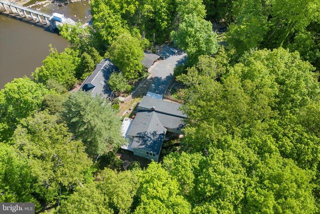 8221 HICKORY HILL DR, Manassas, VA 20112