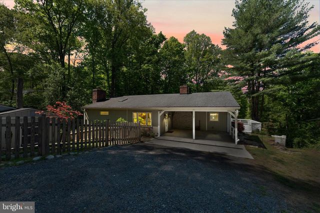 8221 HICKORY HILL DR, Manassas, VA 20112