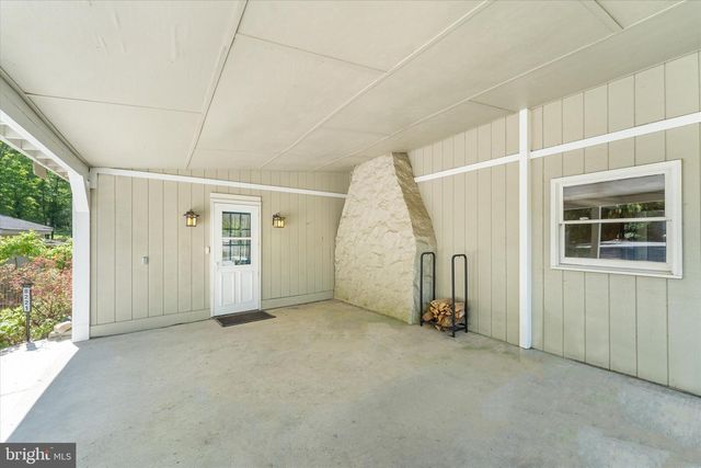 8221 HICKORY HILL DR, Manassas, VA 20112