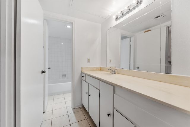 2100 Tanglewilde Street 330, Houston, TX 77063