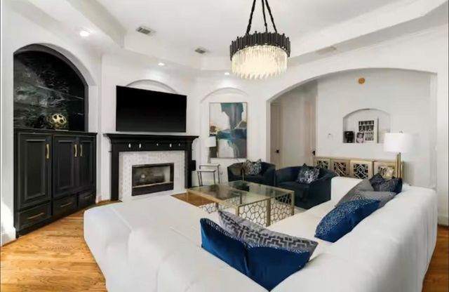 2133 Bering Drive, Houston, TX 77057