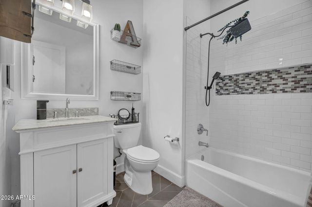 8032 E DEL LATON Drive, Scottsdale, AZ 85258