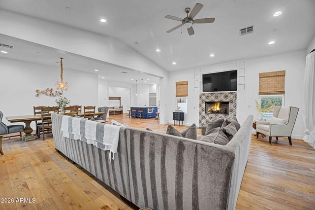 8032 E DEL LATON Drive, Scottsdale, AZ 85258