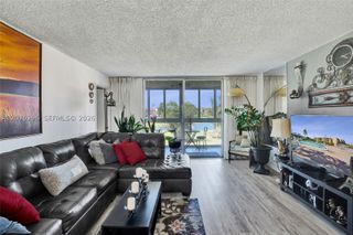 9461 Sunrise Lakes Blvd 208, Sunrise, FL 33322