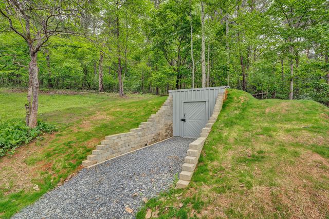 1560 Lee LN, Fincastle, VA 24090
