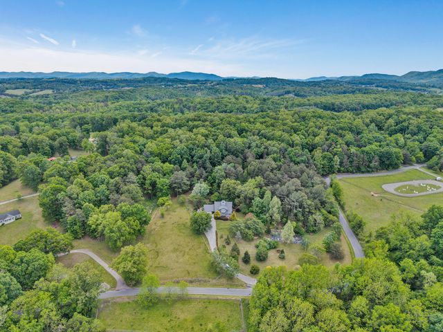 1560 Lee LN, Fincastle, VA 24090