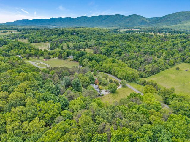 1560 Lee LN, Fincastle, VA 24090