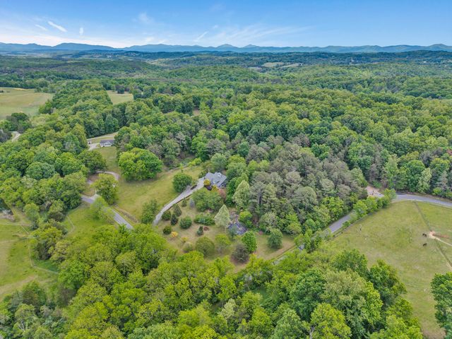 1560 Lee LN, Fincastle, VA 24090