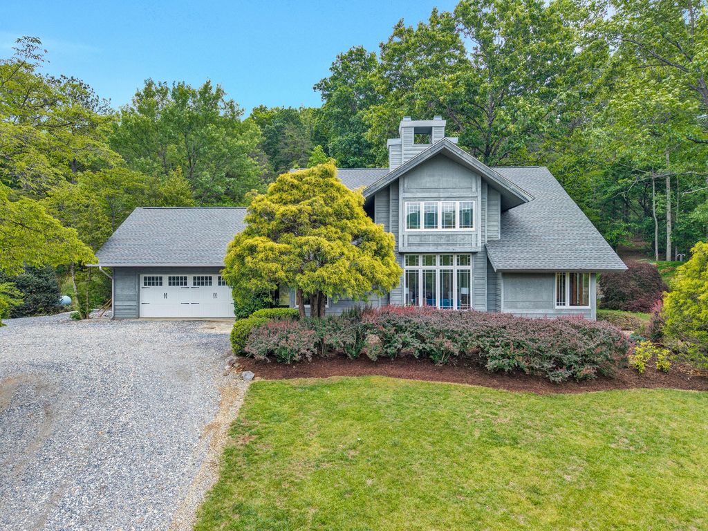 1560 Lee LN, Fincastle, VA 24090