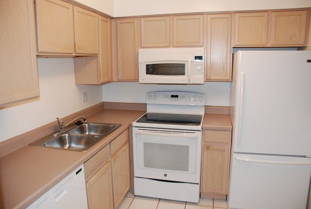 249 W COURT OF SHOREWOOD Court 2B, Vernon Hills, IL 60061