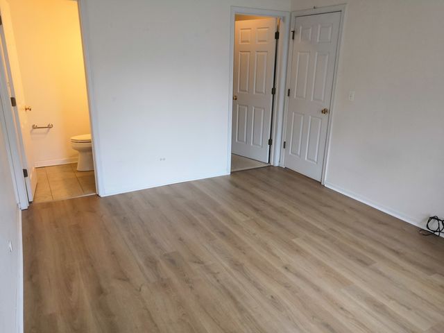 249 W COURT OF SHOREWOOD Court 2B, Vernon Hills, IL 60061