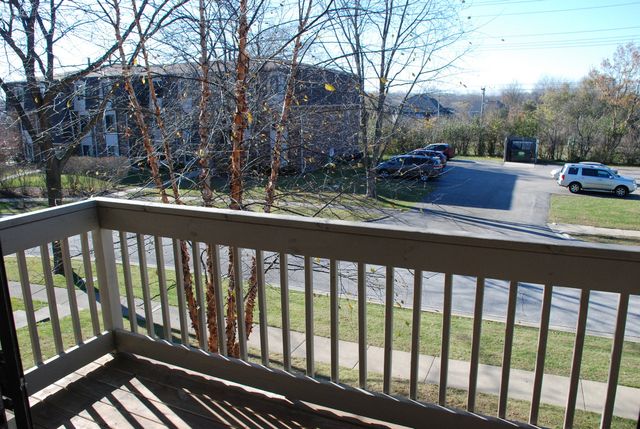 249 W COURT OF SHOREWOOD Court 2B, Vernon Hills, IL 60061