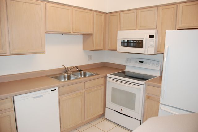 249 W COURT OF SHOREWOOD Court 2B, Vernon Hills, IL 60061