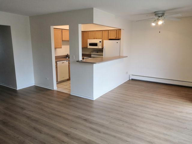 249 W COURT OF SHOREWOOD Court 2B, Vernon Hills, IL 60061
