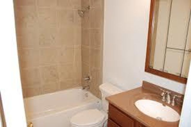 249 W COURT OF SHOREWOOD Court 2B, Vernon Hills, IL 60061