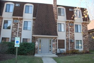 249 W COURT OF SHOREWOOD Court 2B, Vernon Hills, IL 60061