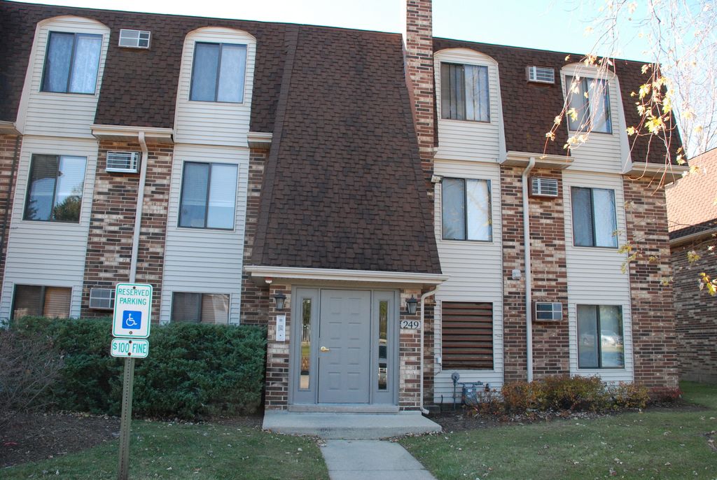 249 W COURT OF SHOREWOOD Court 2B, Vernon Hills, IL 60061