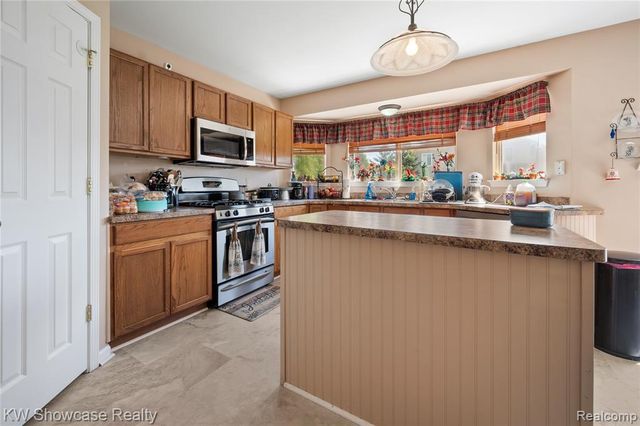 58767 Hunters Court, South Lyon, MI 48178