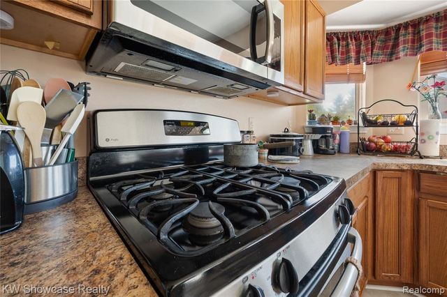 58767 Hunters Court, South Lyon, MI 48178