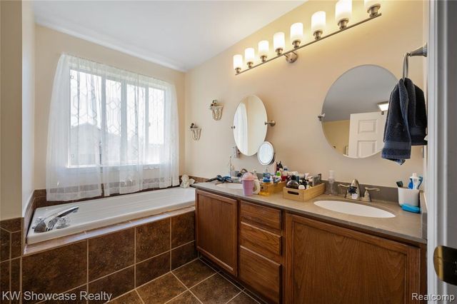 58767 Hunters Court, South Lyon, MI 48178