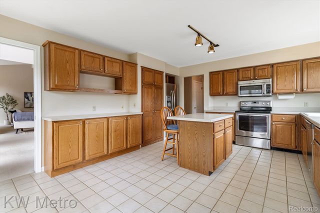 34721 Pembroke Avenue, Livonia, MI 48152