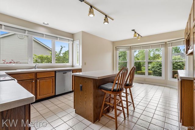 34721 Pembroke Avenue, Livonia, MI 48152