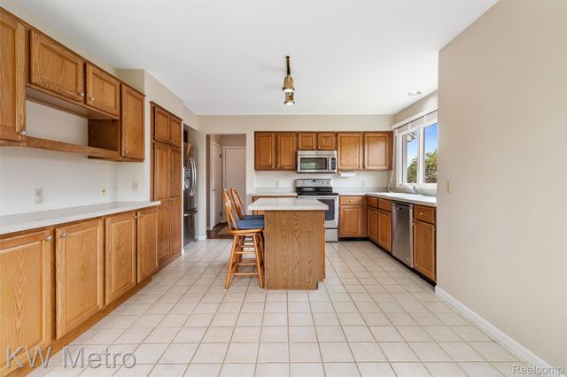34721 Pembroke Avenue, Livonia, MI 48152