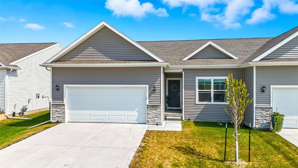 812 Juneberry Drive, Palo, IA 52324
