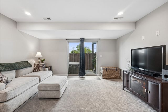 905 Carl Court, Solon, IA 52333