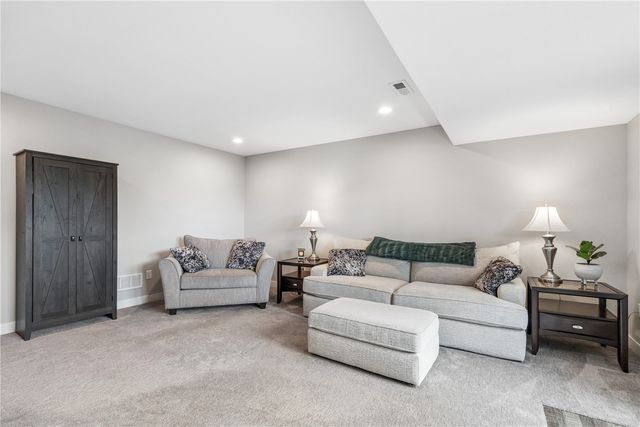 905 Carl Court, Solon, IA 52333