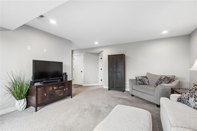 905 Carl Court, Solon, IA 52333