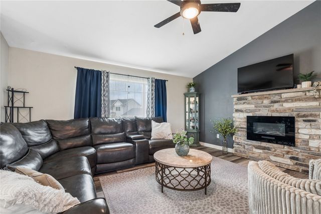 905 Carl Court, Solon, IA 52333